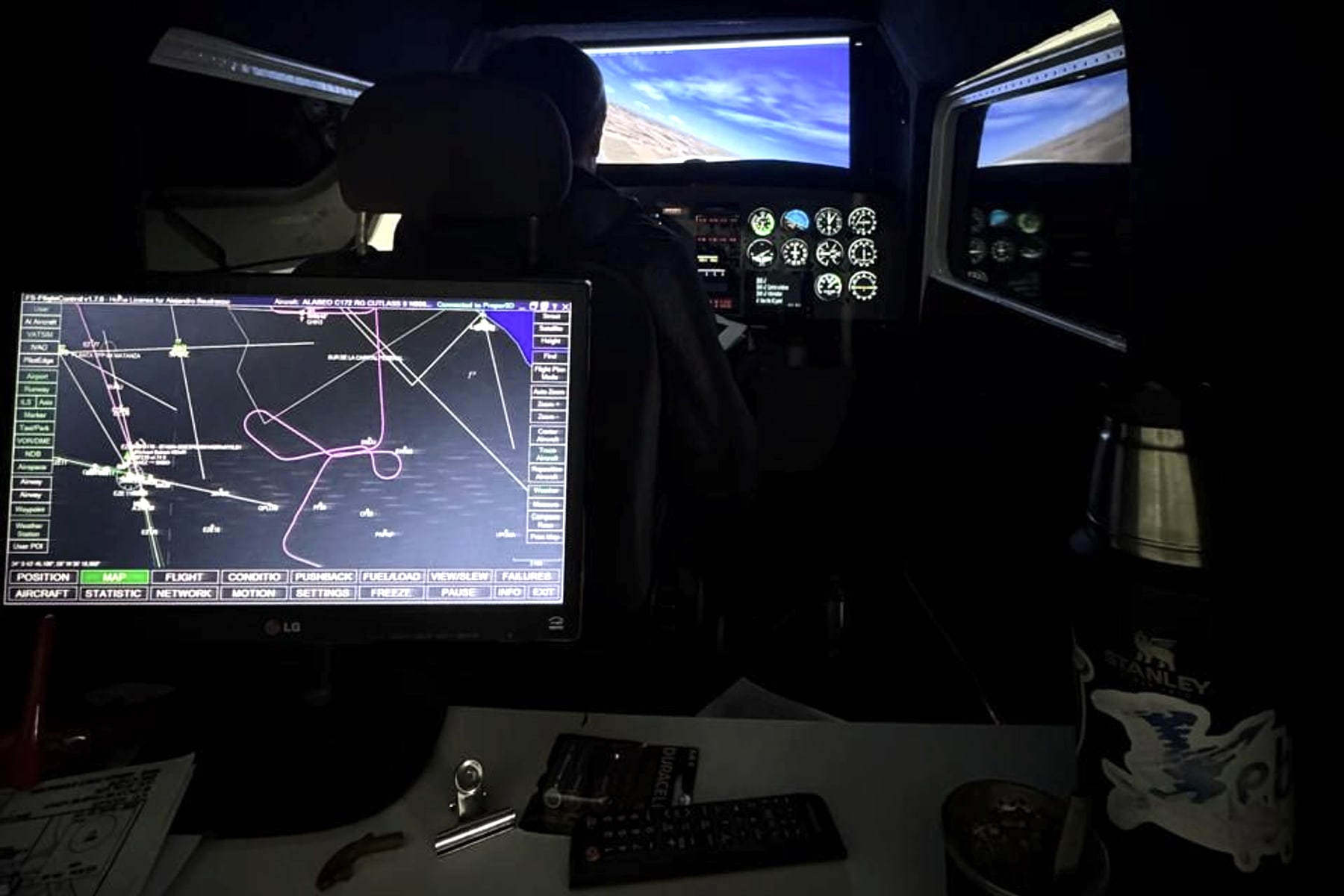 Alumno practicando en el simulador de vuelo de Plataforma Norte, con la cabina y la carta de navegación en pantalla
